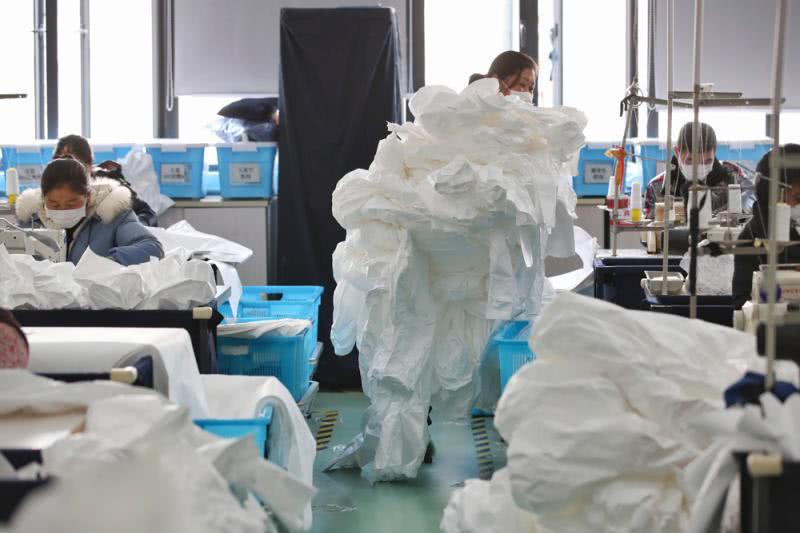 誠格醫(yī)用防護(hù)服產(chǎn)能正在逐步上升，短期目標(biāo)是每天生產(chǎn)9000件