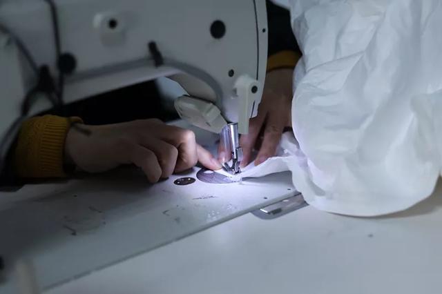 防護(hù)服緊缺？這家僅用了5天時(shí)間轉(zhuǎn)產(chǎn)防護(hù)服，日產(chǎn)量已達(dá)9000件