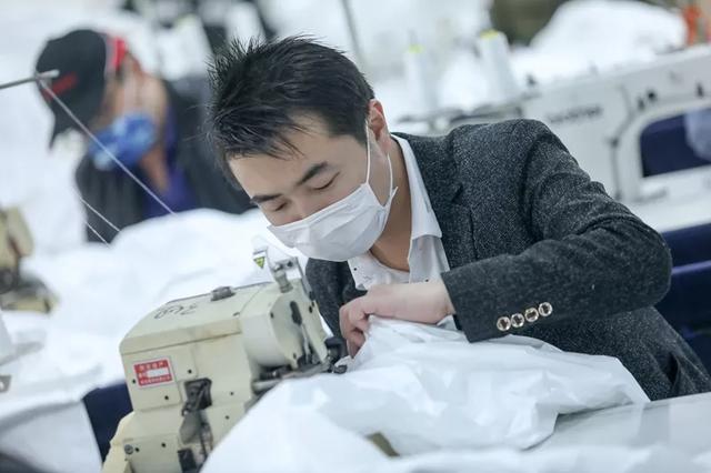 防護(hù)服緊缺？這家僅用了5天時(shí)間轉(zhuǎn)產(chǎn)防護(hù)服，日產(chǎn)量已達(dá)9000件