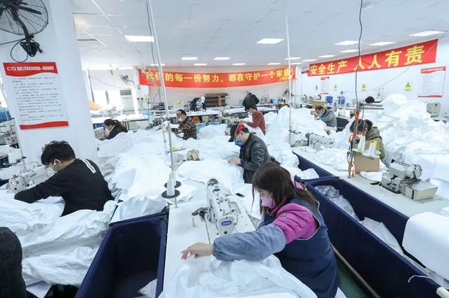 防護(hù)服緊缺？這家僅用了5天時(shí)間轉(zhuǎn)產(chǎn)防護(hù)服，日產(chǎn)量已達(dá)9000件