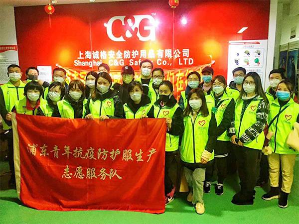 攜手戰(zhàn)“疫”，逆風(fēng)而上，上海志愿者助力抗疫防護(hù)服生產(chǎn)